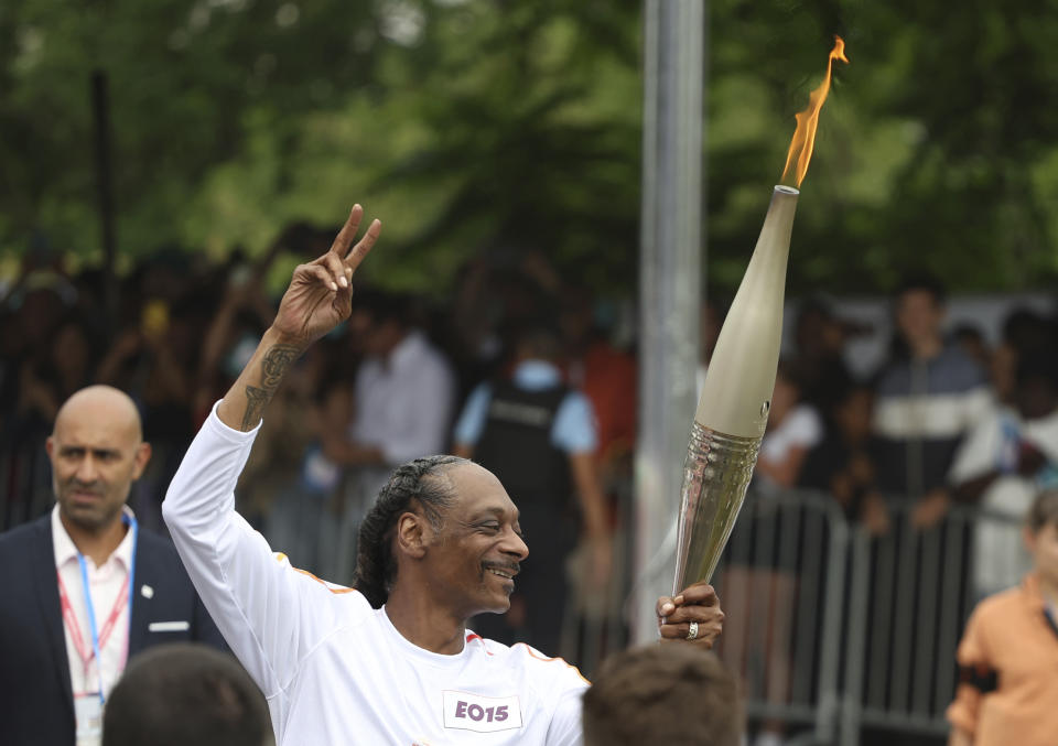 Snoop Dogg porta la antorcha olímpica en los Juegos Olímpicos de Verano de 2024, el viernes 26 de julio de 2024, en Saint-Denis, en las afueras de París, Francia. (AP Photo/Aurelien Morissard)