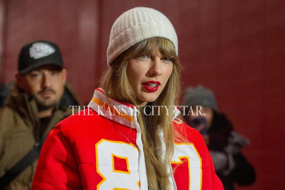 Taylor Swift wore a custom winter coat by fashion designer Kristin Juszczyk to the Chiefs-Dolphins playoff game at GEHA Field at Arrowhead Stadium Saturday. The designer is married to San Francisco 49ers fullback Kyle Juszczyk.
