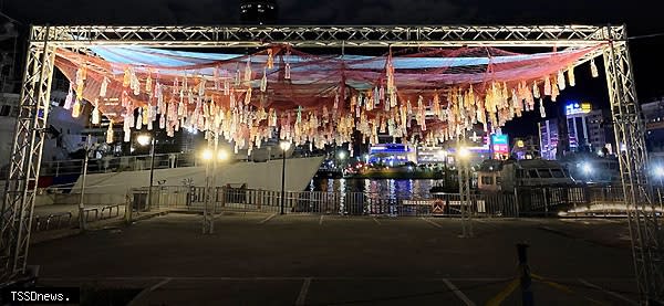基隆陽明海洋文化藝術館即日起，展出基隆在地藝術家「李奇鴻」先生創作的大型裝置藝術「雨網」作品。（記者林玉棋翻攝）