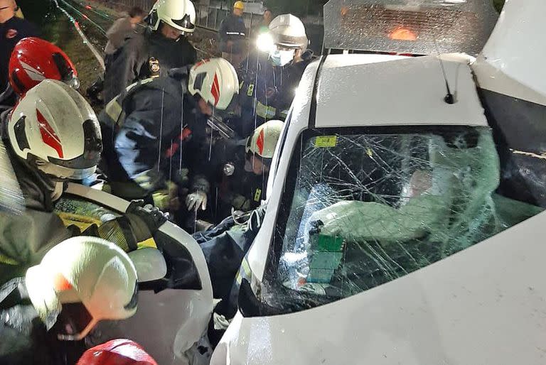 El ferrocarril Sarmiento operaba esta mañana con un servicio reducido entre Moreno y Liniers luego de que una formación embistiera a un auto que pasó con la barrera baja en la estación Vila Luro.