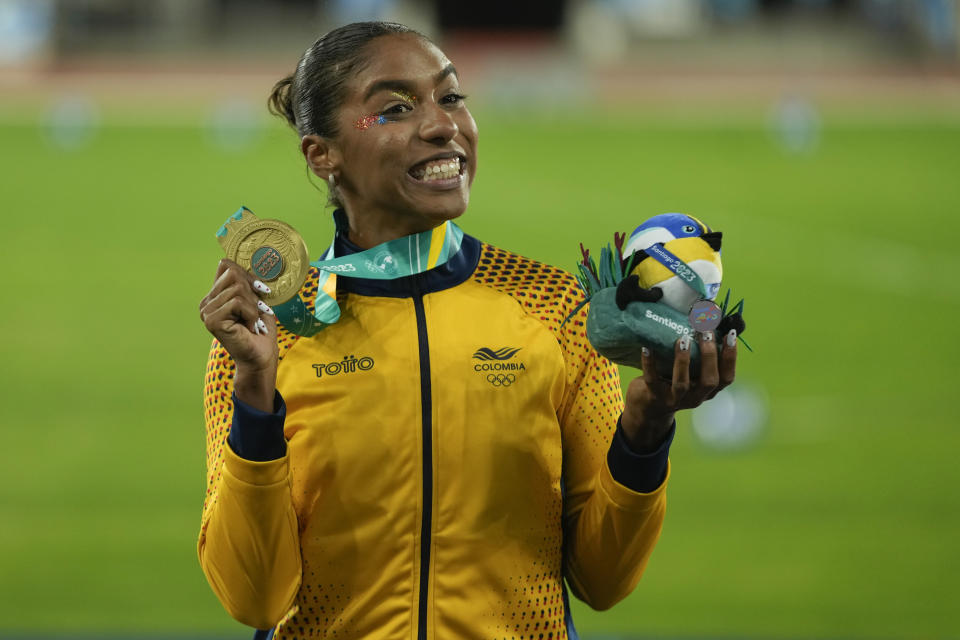 La colombiana Natalia Linares posa con su medalla de oro tras ganar el salto largo del atletismo de los Juegos Panamericanos en Santiago, Chile, el lunes 30 de octubre de 2023. (AP Foto/Esteban Félix)