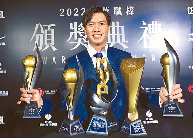 中職樂天桃猿林立獲得年度MVP、最佳九人獎、打擊王、安打王、打點王，成為年度最大贏家。（鄭任南攝）