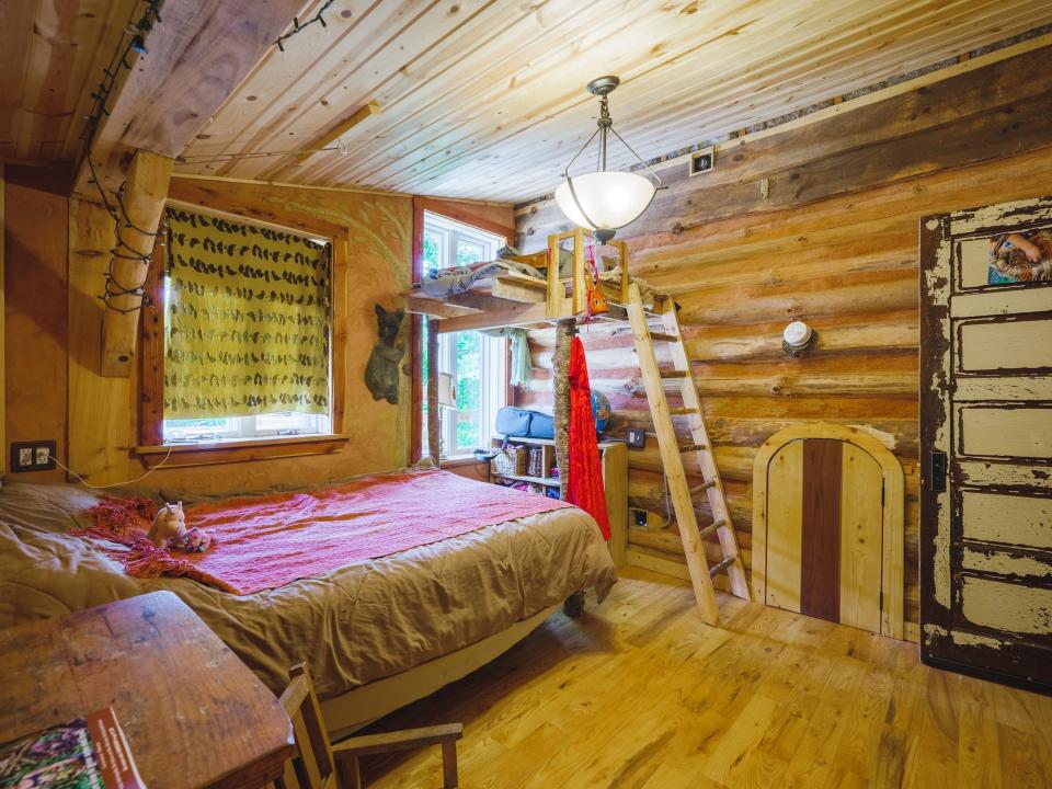 Das Schlafzimmer ihrer Tochter hat ein Mini-Loft. - Copyright: Photo courtesy of Wild Abundance.