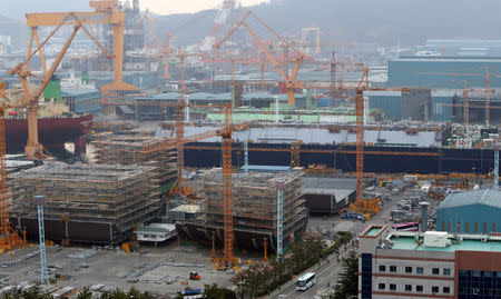 Daewoo Shipbuilding & Marine Engineering¡¯s shipyard is seen in Geoje, South Korea, March 23, 2017. Kim Dong-min/Yonhap via REUTERS