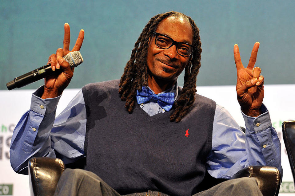 Snoop dog making peace signs