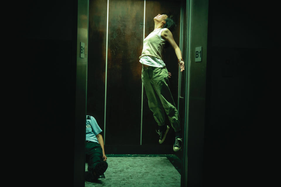 片中許多驚悚情節都發生在電梯裡，圖為王渝萱（右）騰空飛起的畫面。（樂到家國際提供）
