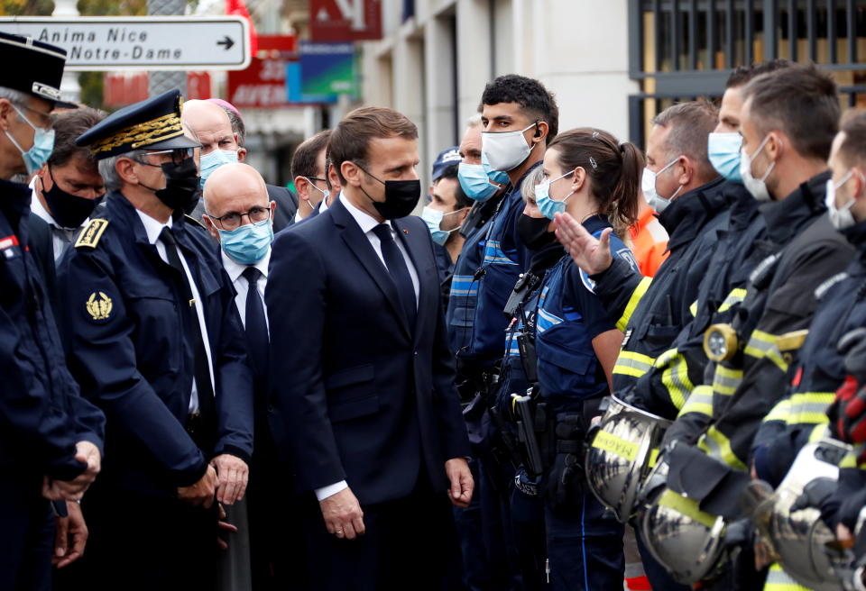 Präsident Macron spricht mit Einsatzkräften (Bild:Reuters/Eric Gaillard/Pool)