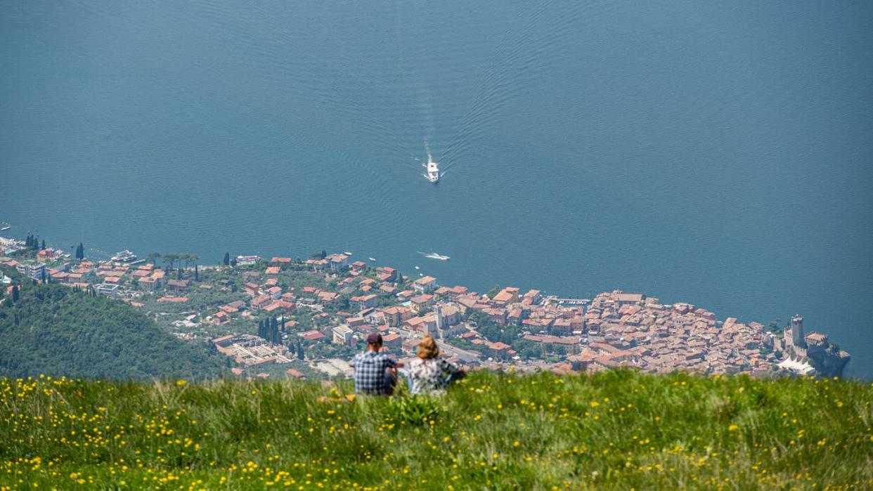 Wegen mehr als 1000 Virus-Erkrankungen machten sich die Leute am Gardasee Sorgen ums Sommergeschäft. (Bild: dpa)