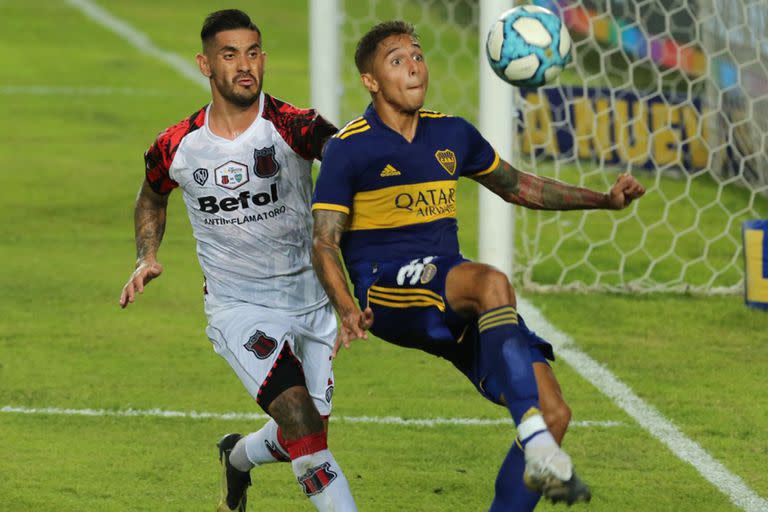 Agustín Almendra en el partido que Boca jugó ante Defensores de Belgrano, por la Copa Argentina; el volante está recuperando terreno