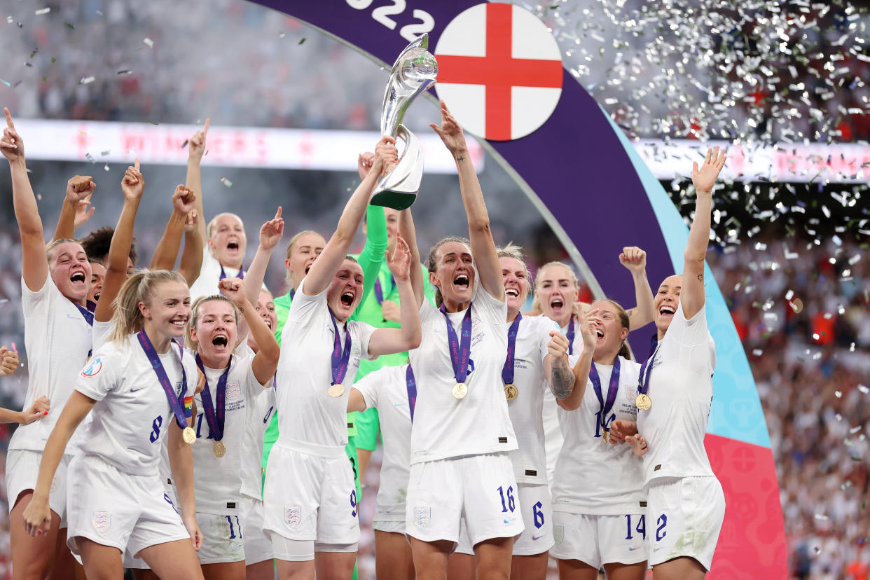 LONDON, ENGLAND - JULY 31: Ellen White and Jill Scott of England lift the trophy during the UEFA Women's Euro 2022 final match between England and Germany at Wembley Stadium on July 31, 2022 in London, England. (Photo by Naomi Baker/Getty Images)