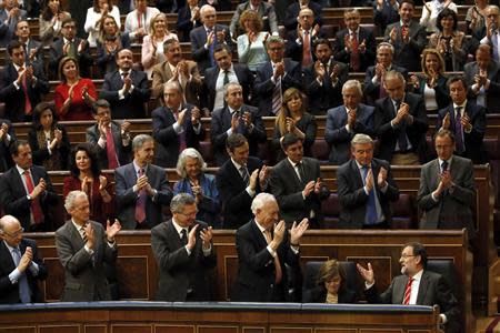 Spain's Prime Minister Mariano Rajoy (bottom R) is applauded by his fellow ruling People's Party (Partido Popular) members after delivering his speech at Spanish Parliament in Madrid April 8, 2014. REUTERS/Sergio Perez