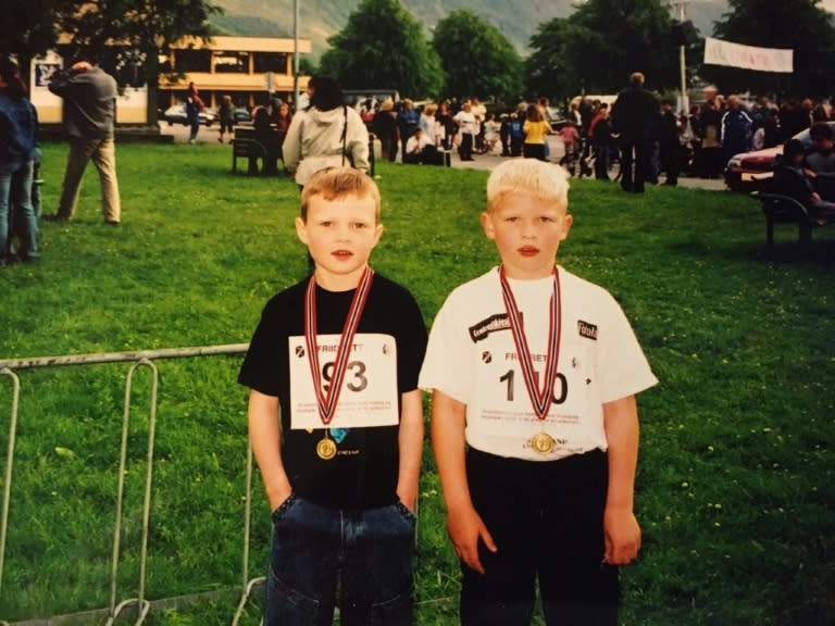 Photo non datée prise à Ulsteinvik, en Norvège, montrant le Norvégien Karsten Warholm (à gauche) et son ami d'enfance Kristian Mork (à droite) posant pour une photo lors d'une compétition locale de course à pied. (Randi DRAGSUND MORK)