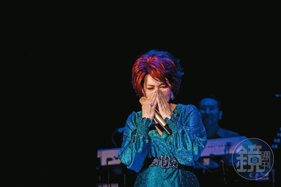 蔡琴在《好新琴》演唱會唱〈新不了情〉，忘情哭泣。