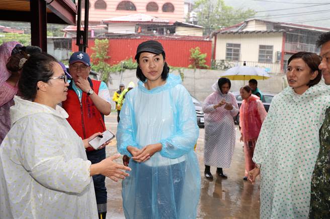 春陽部落災後道路泥濘不堪、房屋受損，許淑華允諾優先安置。（南投縣政府提供）