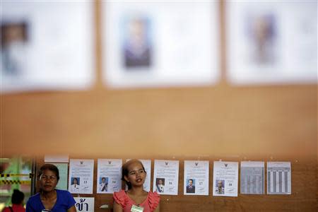 Officials wait for voters at a polling station in Bangkok during a vote to elect a new Senate March 30, 2014. REUTERS/Damir Sagolj