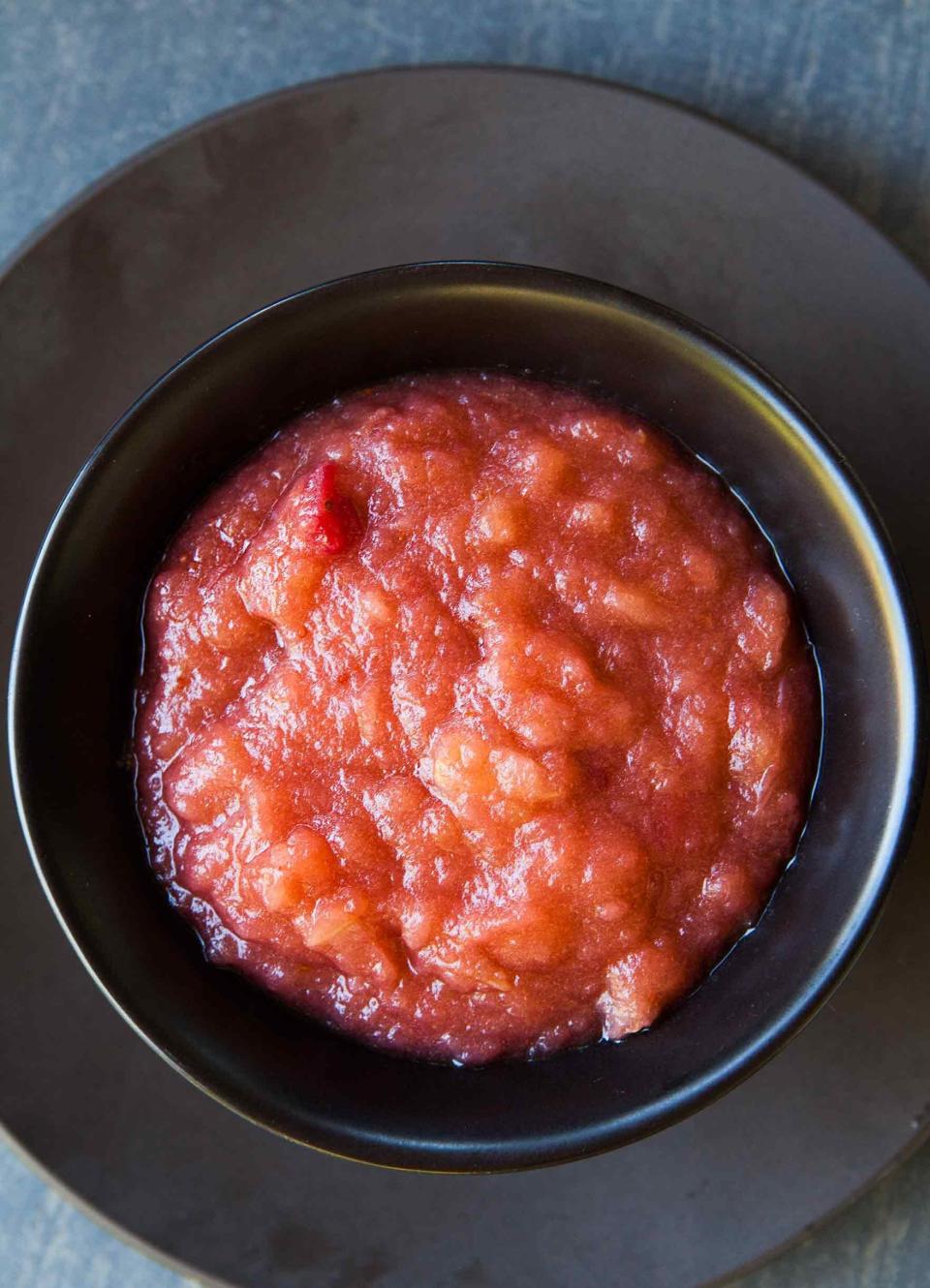 <strong>Get the <a href="http://www.simplyrecipes.com/recipes/cranberry_applesauce/" target="_blank">Cranberry Applesauce recipe</a> from&nbsp;Simply Recipes</strong>