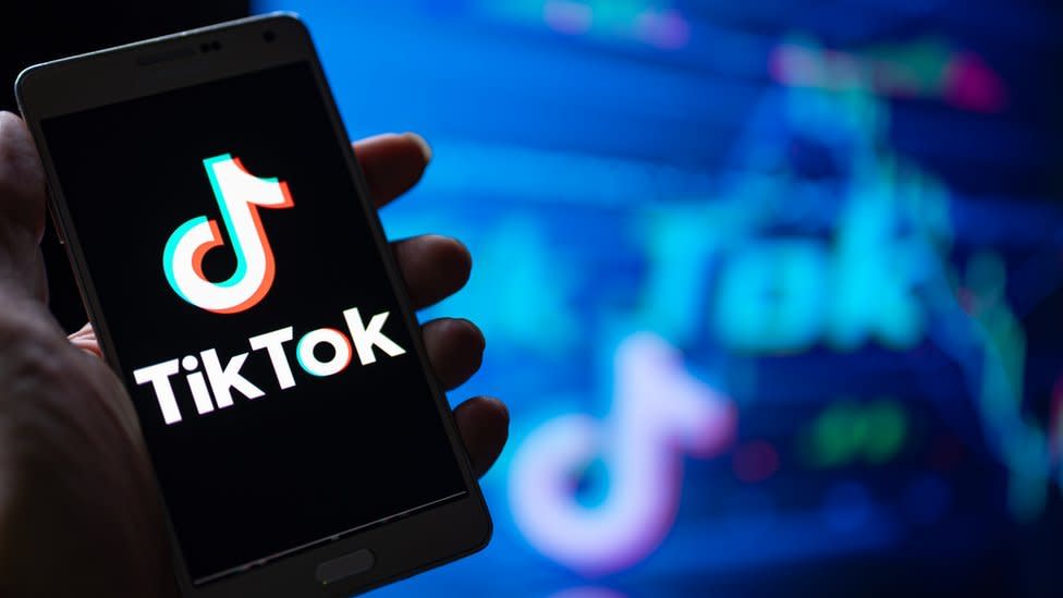 Un teléfono con el logo del TikTok