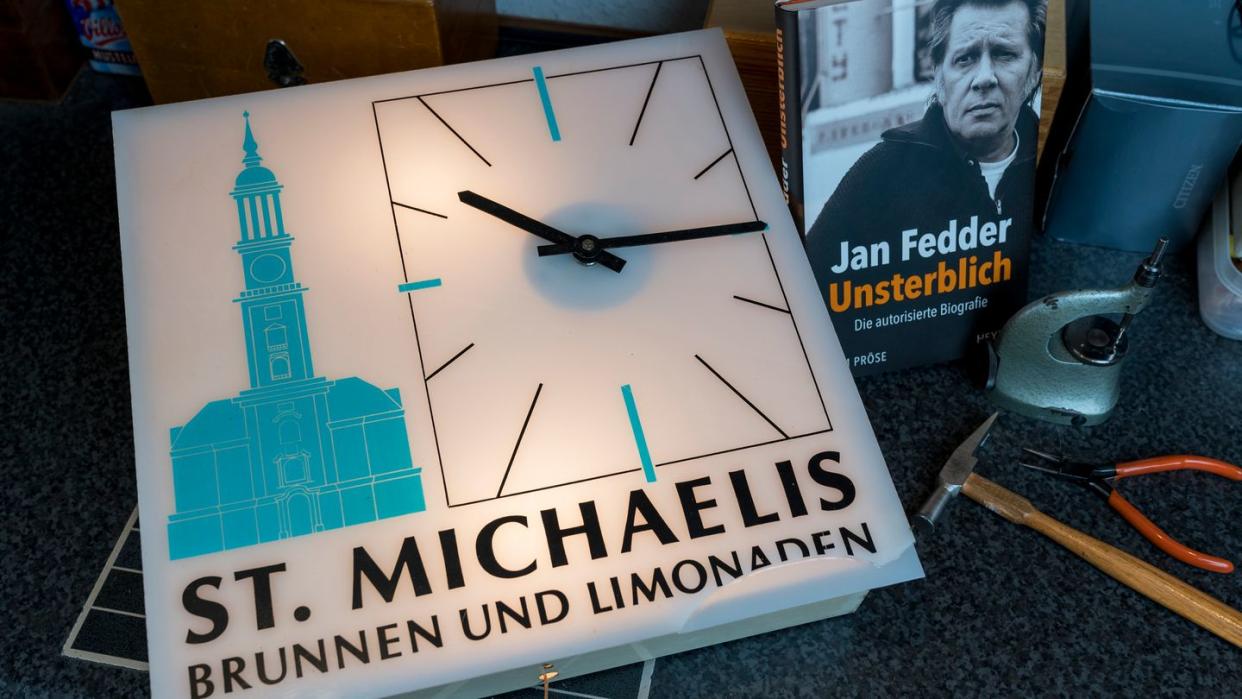 Eine Küchenuhr aus dem Nachlass des 2019 gestorbenen Hamburger Schauspielers Jan Fedder.