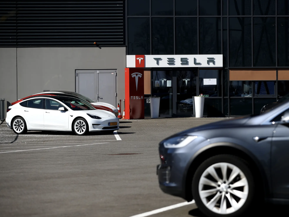 Tesla hat die Preise für sein Model 3 und Model Y gesenkt. Kunden, die kurz vor der Preisreduktion ein Fahrzeug gekauft haben, fühlen sich nun hintergangen. - Copyright: Dean Mouhtaropoulos/Getty Images