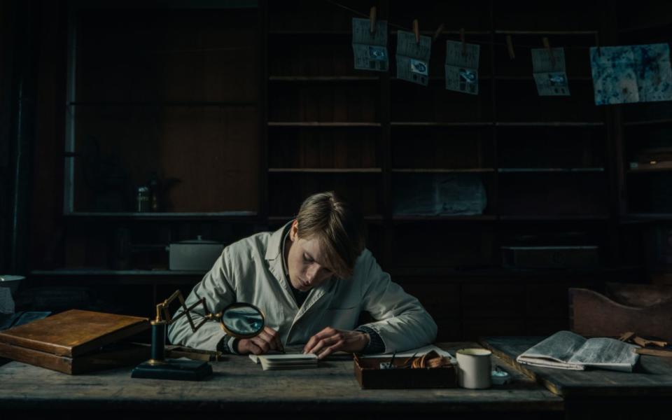 Bei seiner Entdeckung müsste er mit dem Schlimmsten rechnen: Cioma Schönhaus (Louis Hofmann) fälscht in Berlin Pässe für Menschen, die vor dem Nazi-Regime flüchten wollen. (Bild: Dreifilm/X Verleih)