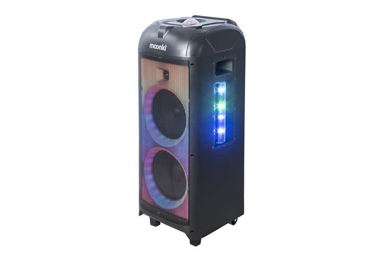 Compañero de fiesta. ¿Tu mamá es una gran anfitriona? Entonces puede gustarle recibir como regalo un parlante adecuado. Entre las opciones disponibles se encuentra el parlante para fiestas Moonki Sound MD-PB360. Posee sonido 360°, 2 woofers, una esfera luminosa en el panel superior, barras laterales y luces traseras. Precio: 90.000 pesos