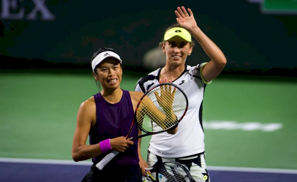 謝淑薇（ 左）與比利時搭擋梅丹斯（Elise Mertens)14日打敗日本組合，闖進印地安泉網賽女雙決賽。（WTA官網）