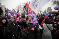 <p>Un grupo de mujeres participan en la lectura del comunicado alternativo de los sindicatos minoritarios consonantes de la huelga de 24 horas con motivo del Día de la Mujer, esta tarde en la Puerta de Alcalá de Madrid. EFE </p>