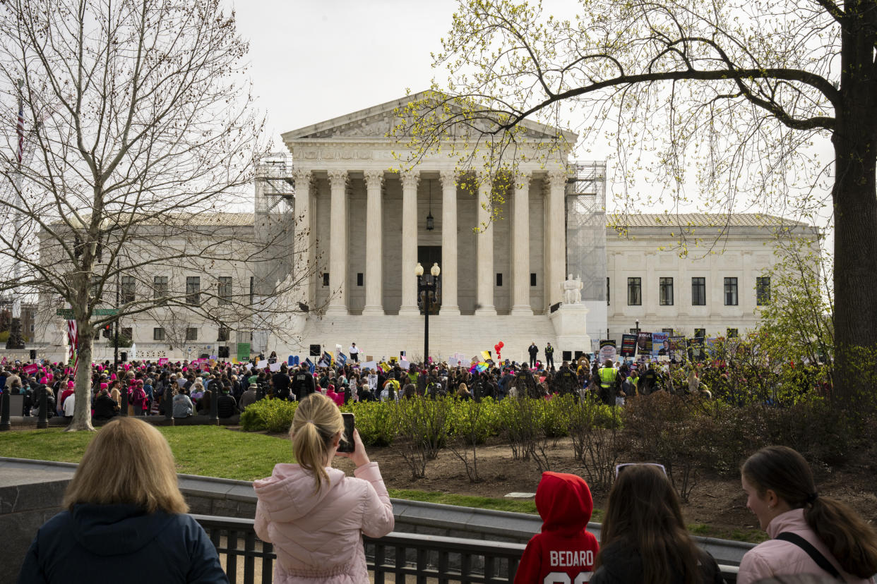 Grupos que defienden el derecho al aborto se congregan afuera del edificio de la Corte Suprema, en Washington, la mañana del martes 26 de marzo de 2024. (Maansi Srivastava/The New York Times)