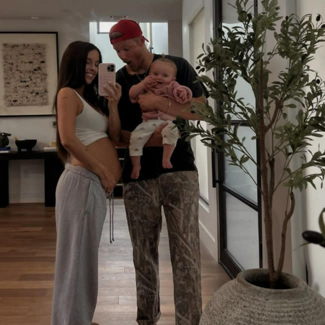 La familia Ludwig en la foto de Instagram con la que la pareja ha anunciado la próxima llegada de su segundo hijo credit:Bang Showbiz