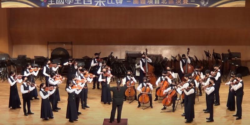 新竹縣成功國中弦樂團在停電的狀況下，持續完成整首曲目的演奏，被網友稱讚「像錄好的一樣」。（翻攝自paley kuo YouTube頻道）