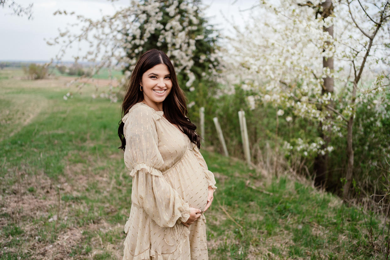 Portrait Photoshooting with a happy, pregnant woman