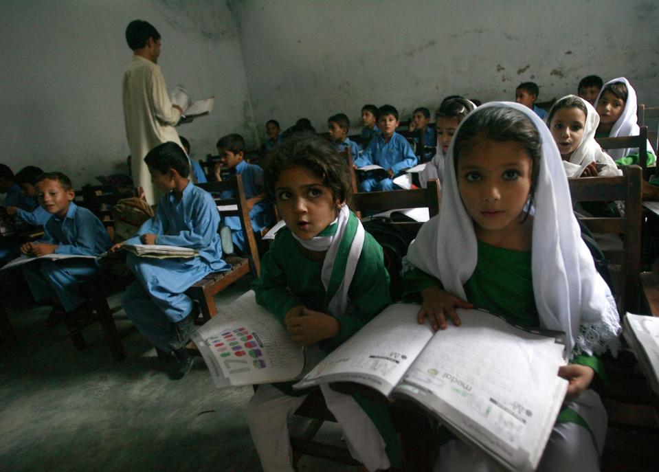 Niñas paquistaníes dando clase en una escuela (REUTERS).