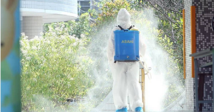 鴻海集團旗下的鴻佰科技在遠雄自貿港區與亞旭電腦位於同棟，鴻佰科技湖口廠23日傳出4名員工確診，其中3人為本國籍、1人為外籍。圖為清消照。（圖／陳怡誠攝）