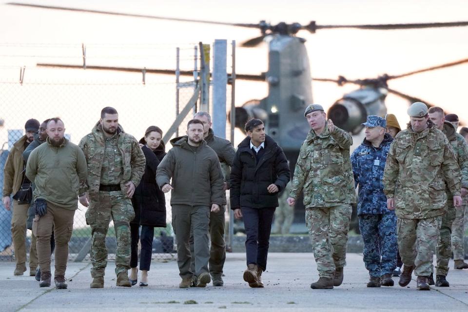 Ukraine’s President Volodymyr Zelenskyy and Britain’s Prime Minister Rishi Sunak visit a military facility in southern England. <a href="https://www.gettyimages.com/detail/news-photo/ukraines-president-volodymyr-zelensky-and-britains-prime-news-photo/1246893322" rel="nofollow noopener" target="_blank" data-ylk="slk:Andrew Matthews/AFP via Getty Images;elm:context_link;itc:0;sec:content-canvas" class="link ">Andrew Matthews/AFP via Getty Images</a>