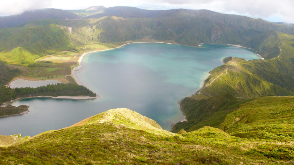 <p>Il est désormais plus facile et moins onéreux de rejoindre les Açores (surnommées « le Hawaii de l'Europe) grâce aux nouveaux vols vers São Miguel proposés par EasyJet et Ryanair. L'archipel portugais se situe au milieu de l'Atlantique et est idéal pour les amateurs de nature, de sports d'aventure ou d'écologie. Visitez la région en mai et en juin car la flore, comme les hortensias bleus et roses, est en fleurs et il vous sera possible d'observer les baleines et de nager avec les dauphins. Optez pour <a rel="nofollow noopener" href="http://t.umblr.com/redirect?z=https%3A%2F%2Fwww.artisantravel.co.uk%2Fholidays%2Fthe-azores-dolphin-swimming-whale-watching-volcanic-wonderland&t=NmJkMzg4OTk4OTg5MjU2OTNlYzFkZDViNTk1NjEzNTEwYmJkMzZlOCxmYVdQY2ZETg%3D%3D&b=t%3A3GQRWvGoXC8cI1rWYFhR-A&m=1" target="_blank" data-ylk="slk:le voyage Volcanic Wonderland;elm:context_link;itc:0;sec:content-canvas" class="link ">le voyage Volcanic Wonderland</a> d'Artisan Travel à partir de £1,315 (environ 1 400 euros) vols inclus. <i>[Photo : Flickr / Katchooo]</i></p>