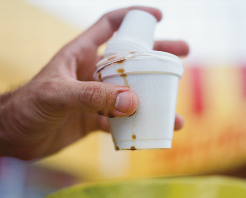 La colada es una de las formas preferidas por los miamenses de tomar el café porque les permite brindar a otras personas y establecer una conversación. La cultura de las ventanitas se refleja en un nuevo libro publicado por O, Miami.