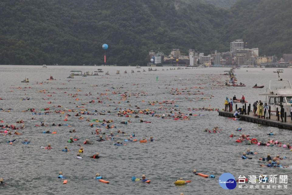 第40屆日月潭國際萬人泳渡嘉年華無畏風雨盛大登場