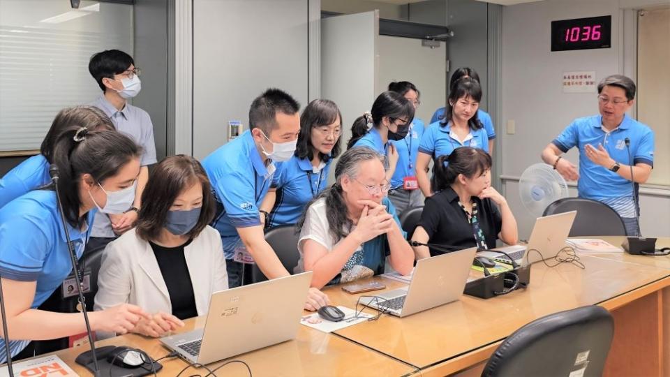 《圖說》考評委員實地檢核，地政局同仁隨同說明。〈政局提供提供〉