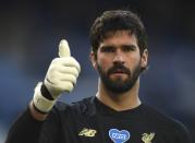 El arquero de Liverpool Alisson gesticula durante el partido de la Liga Premier inglesa contra Everton en Liverpool, el domingo 21 de junio de 2020. (Peter Powell/Pool vía AP)