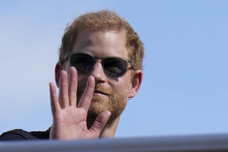 El príncipe Harry de Gran Bretaña, duque de Sussex, saluda durante la carrera de automóviles del Gran Premio de Fórmula Uno de Estados Unidos en el Circuito de las Américas, el 22 de octubre de 2023, en Austin, Texas.