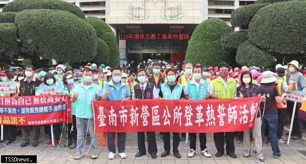 新營區長翁振祥率志義工進行登革熱防疫誓師，呼籲容器減量及維護居家環境清潔，降低疫情發生機率。（記者李嘉祥攝）