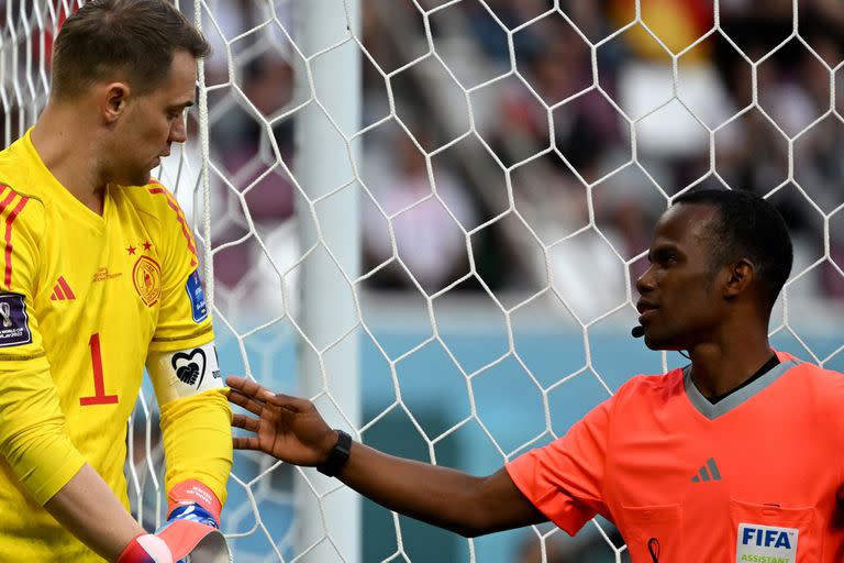 Un árbitro asistente verificó el brazalete del capitán alemán, Manuel Neuer, antes del inicio del partido ante Japón.