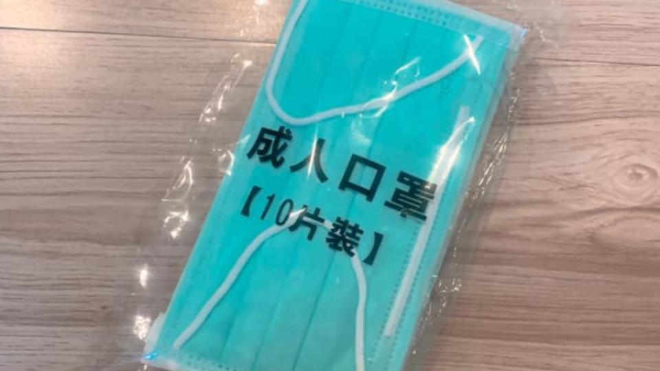 同事見狀後趕緊送給阿伯一包口罩。（圖／翻攝自「爆料公社公開版」）