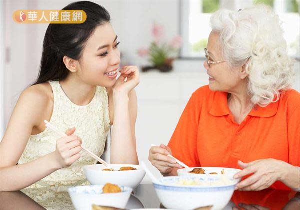 除了年紀、疾病因素外，洪國瑋主任指出，造成老年人進食時容易嗆到的原因，和長期所服用的藥物也大有關係。