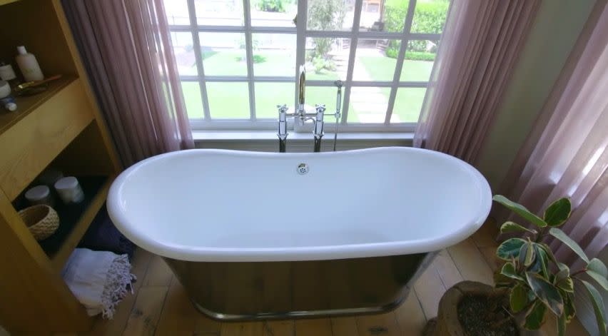 12) Hilary Duff's house - the standing bathtub