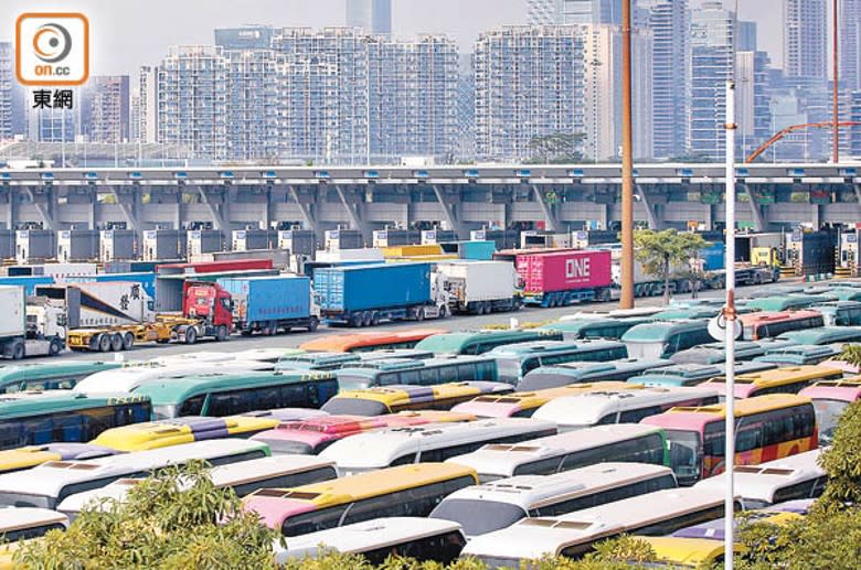 跨境貨車司機在陸路口岸需進行快速核酸檢測。