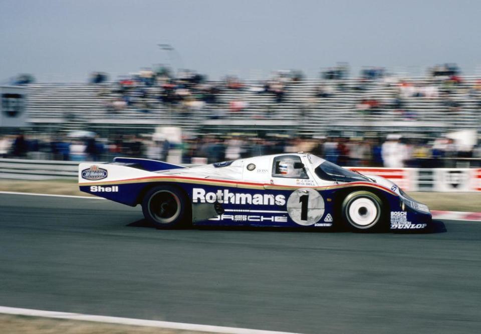 1982年，身披深藍色特殊塗裝的保時捷車隊首度出場引起了轟動，參加利曼24小時耐力賽的三輛保時捷 956 包辦了前三名，表現堪稱所向無敵。