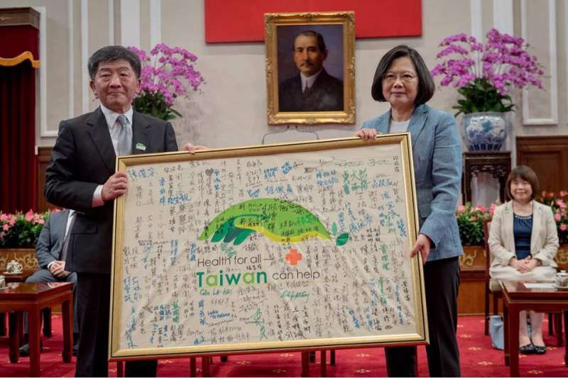 總統蔡英文接見世衛行動團，並宣布台灣雖然無法正式參加世界衛生大會（WHA），但仍要有所貢獻，宣布捐贈100萬美金給世界衛生組織（WHO）。（取自蔡英文臉書）