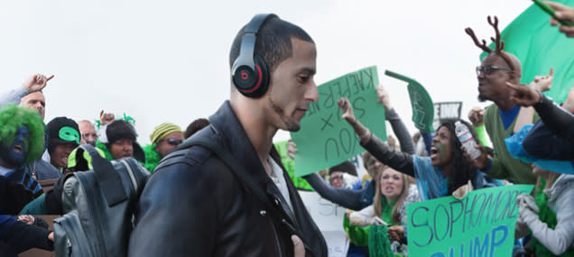 SF 49ers quarterback Colin Kaepernick wears Beats by Dre noise-cancelling headphones in a 2013 commercial