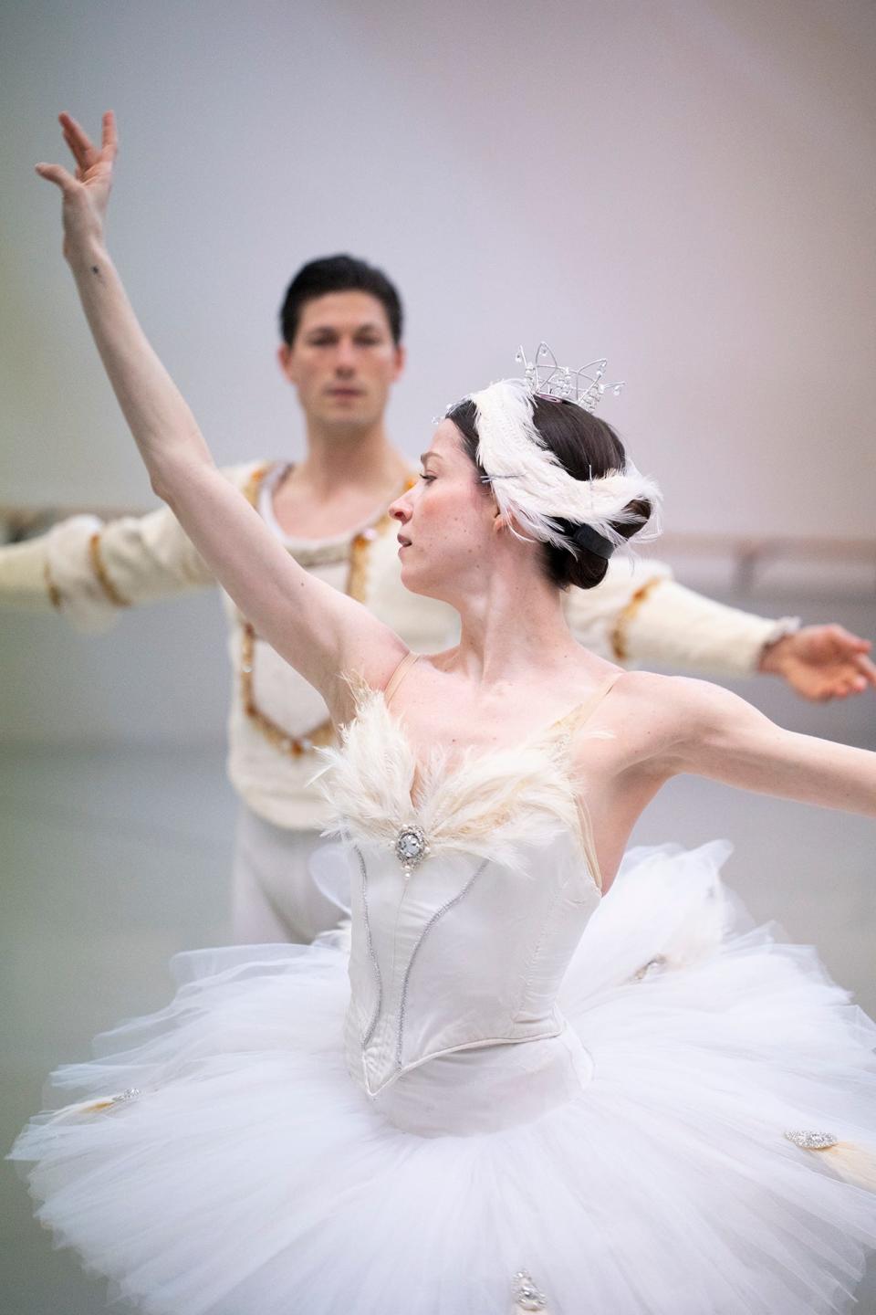 Dancers David Ward and Caitlin Valentine will perform in BalletMet's production of "Swan Lake."